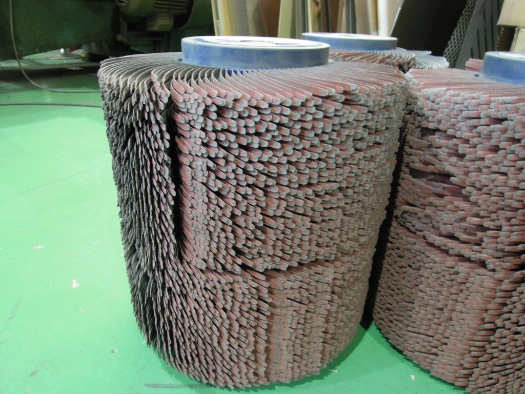 バリ取り機のブラシ 板金加工、切削加工、薄板溶接はいい仕事本舗/株式会社NIMURA